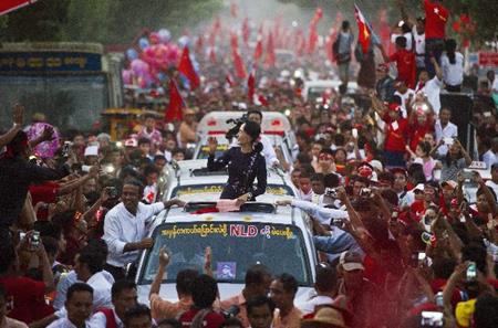 Bà Aung San Suu Kyi và Đảng Liên Đoàn Quốc Gia Vì Dân Chủ (NLD) vận động bầu cử. Ảnh: AFP - Getty Images.