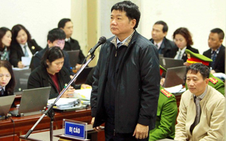 Ông Đinh La Thăng (đứng) và ông Trịnh Xuân Thanh (ngồi phía sau) tại phiên tòa ngày 18/1/2018. Ảnh: TTXVN