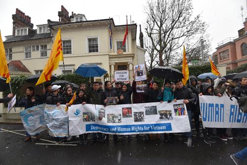 Một phần của đoàn biểu tình QTNQ 10/12/2017 đứng trước cổng chính của đại sứ quán CSVN tại London.
