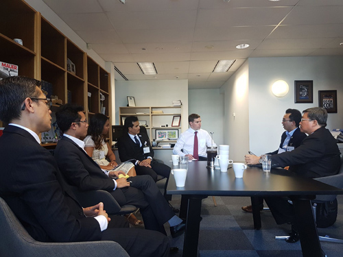 Phái đoàn cùng với ông Alistair Coe, Thủ Lãnh Đảng Tự Do tại Lãnh Thổ Thủ Đô Úc