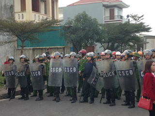 Cảnh sát cơ động được điều đến để cưỡng chế đất của 54 hộ gia đình người dân xóm 3 xã Nghi Kim, Thành Phố Vinh, tỉnh Nghệ An. Ảnh: RFA