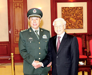 Ông Nguyễn Phú Trọng tiếp Thượng tướng Phạm Trường Long, Phó chủ tịch Quân ủy Trung Cộng tại Hà Nội ngày 18 tháng Sáu, 2017. Ảnh: Báo Mới.