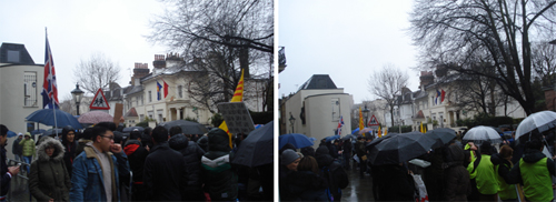 Một phần đoàn biểu tình trên lề đường đối diện với cánh trái của đại sứ quán CSVN tại London (trái). Một phần của đoàn biểu tình đứng cuối con đường băng ngang trước sứ quán CSVN tại London.