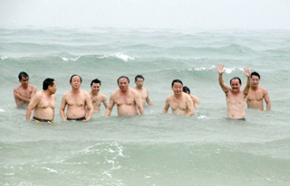 Bộ trưởng Trần Hồng Hà cùng một số quan chức của Bộ Tài Nguyên & Môi Trường tắm biển để 